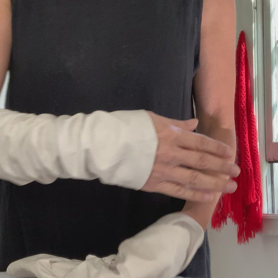 hands showing how to wear lamiadesign fashion arm sleeves