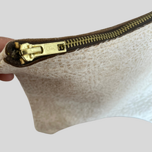 Load image into Gallery viewer, golden zipper  of the beige vegan leather bag 
