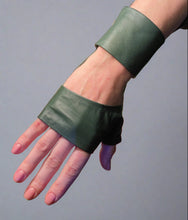 Load image into Gallery viewer, Olive Green fingerless Spring Gloves

